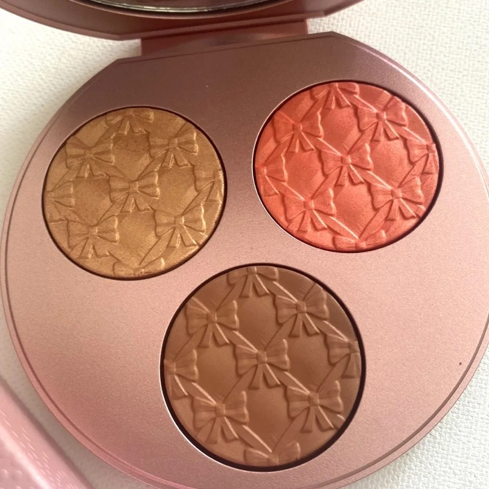 MAC 2022 Holiday Bubbles & Bows Extra Dimension Face Compact: Medium New in Box‎